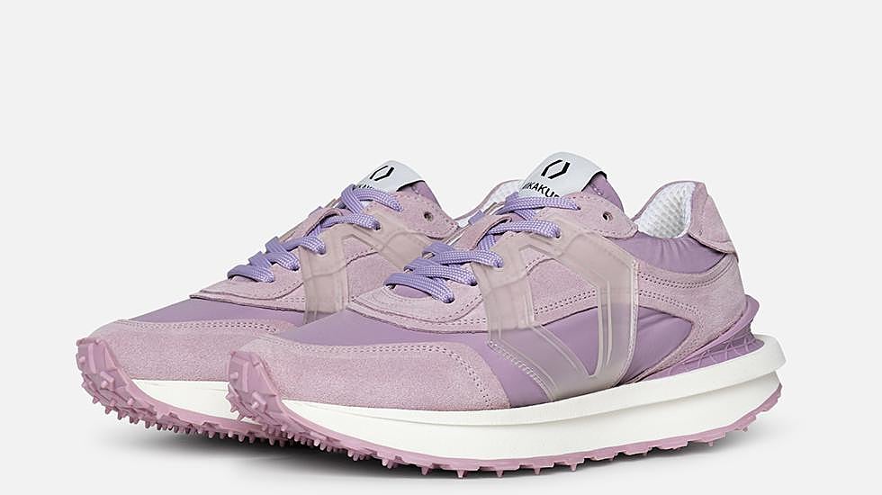 Deportivas moradas de Mikakus.