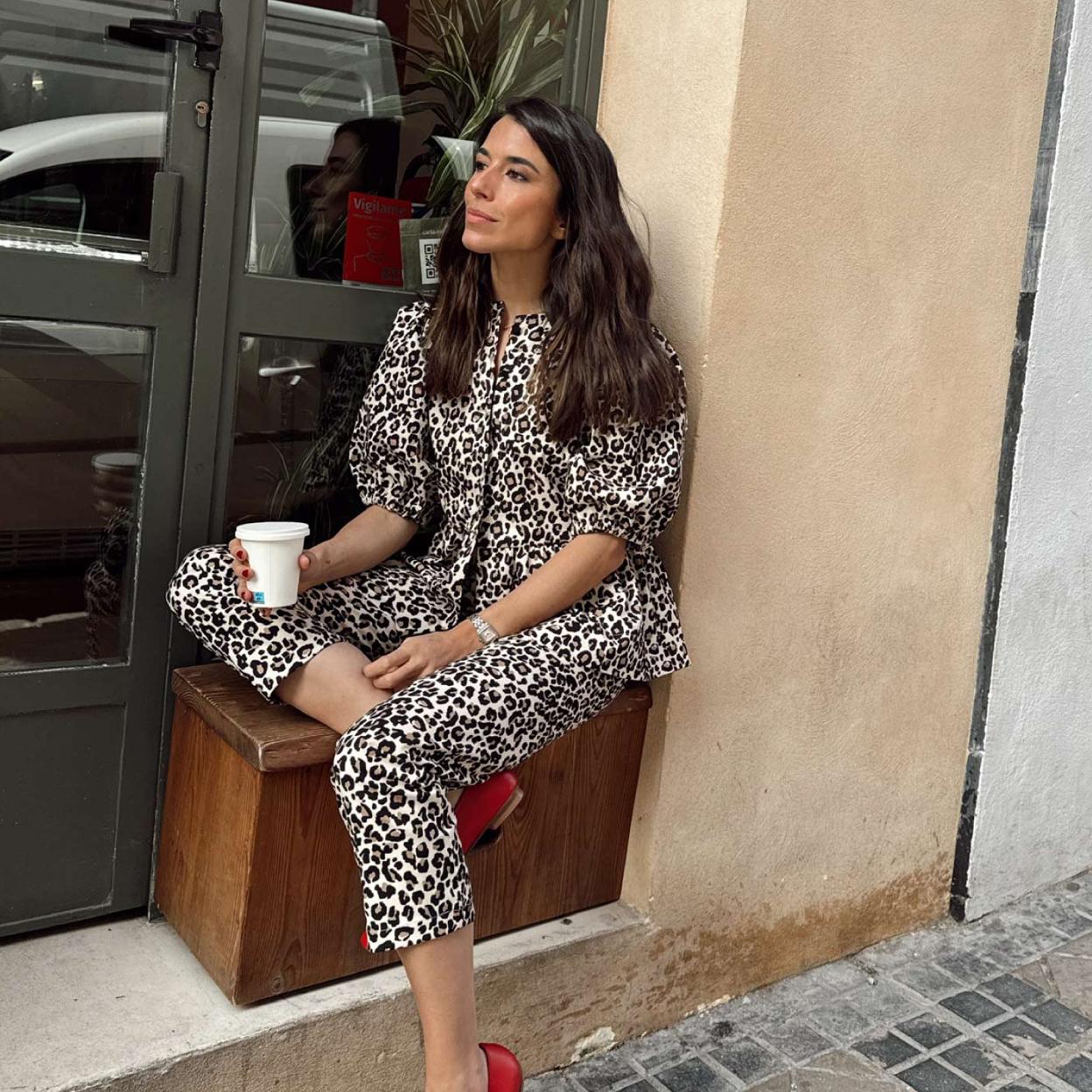 Conjunto con estampado de leopardo.