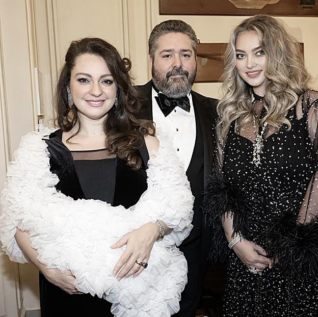 Los Románov y una invitada, en la fiesta celebrada en París