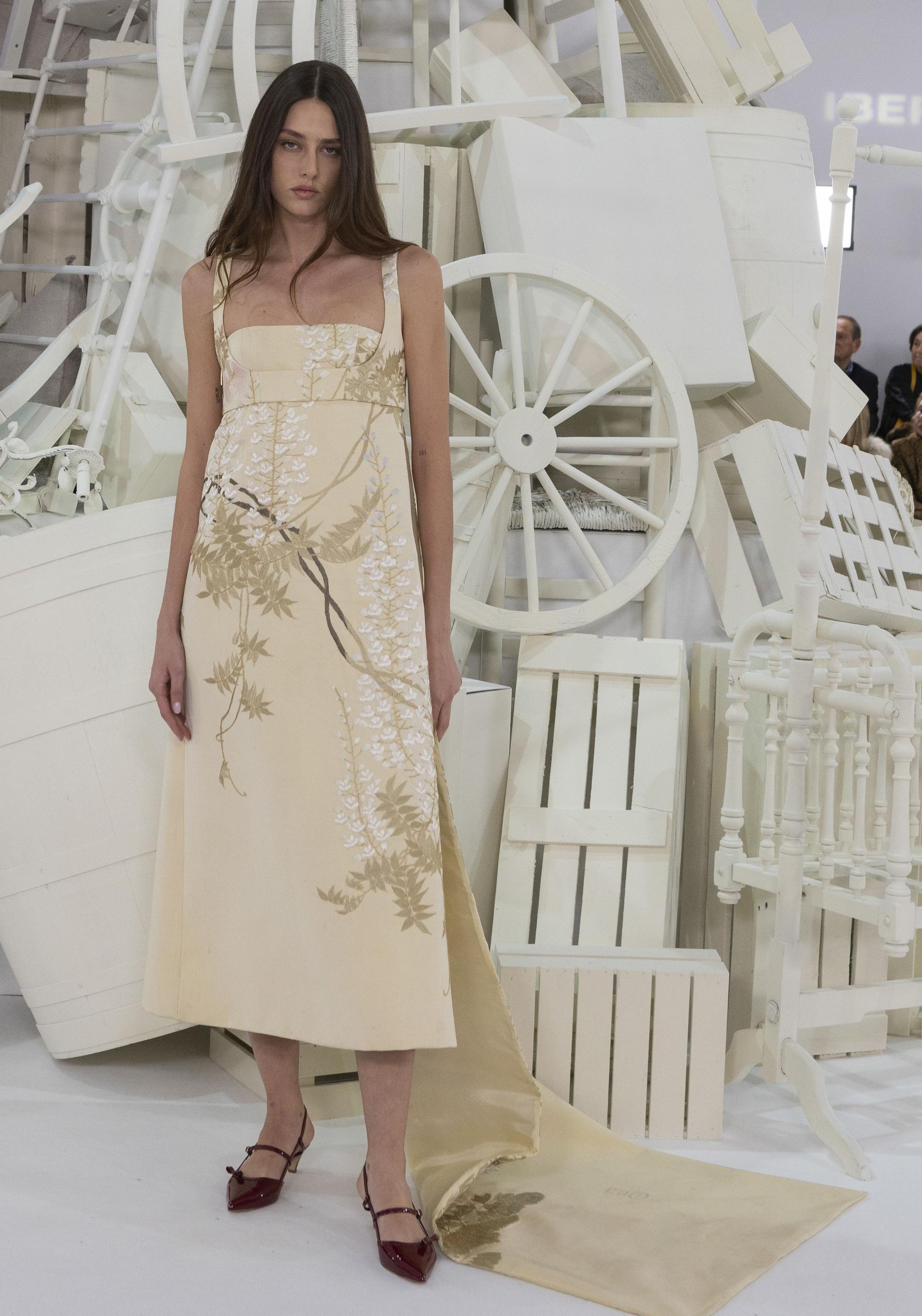 Look de la colección de Teresa Helbig para el otoño 2024, presentada en París.