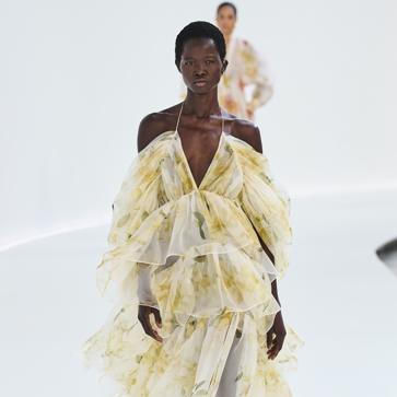 Imagen secundaria 1 - Vestidos de flores vaporosos de Zimmermann y Givenchy.