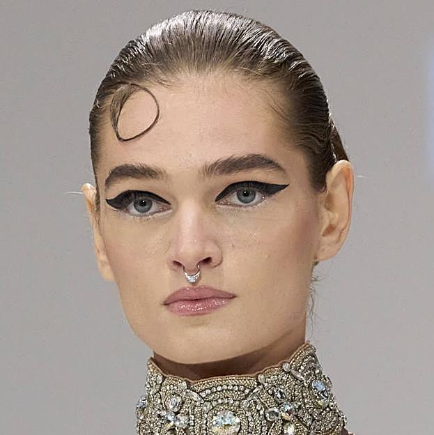 Modelo con maxi eyeliner tipo cat eye