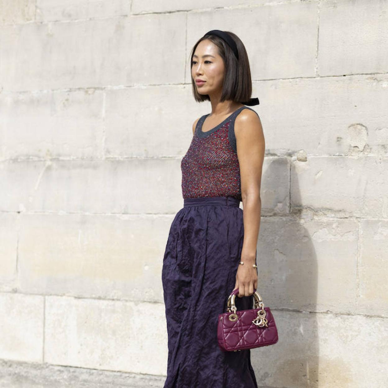 Influencer con look tono violeta