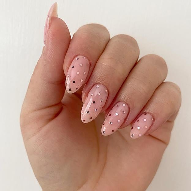 Uñas rose gold con diseño de lunares