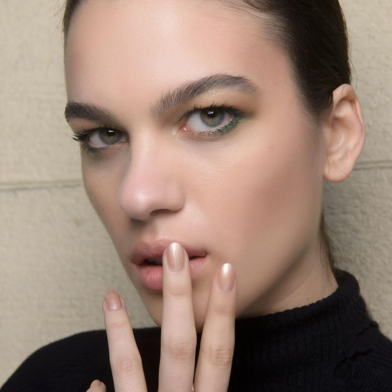 Modelo con uñas rose gold