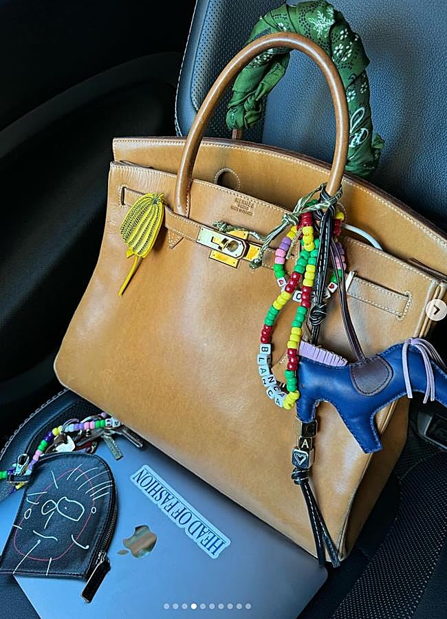 Imagen - Blanca Miró con bolso de Hèrmes y accesorios con bolas de colores.@blancamiro