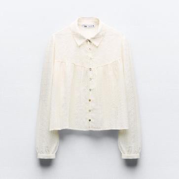 Imagen secundaria 1 - Pantalón cargo de Zara (49,95€)/ Blusa blanca con bordados de Zara (27,95€)/ Merceditas Lucrecia de Flabelus (98€)