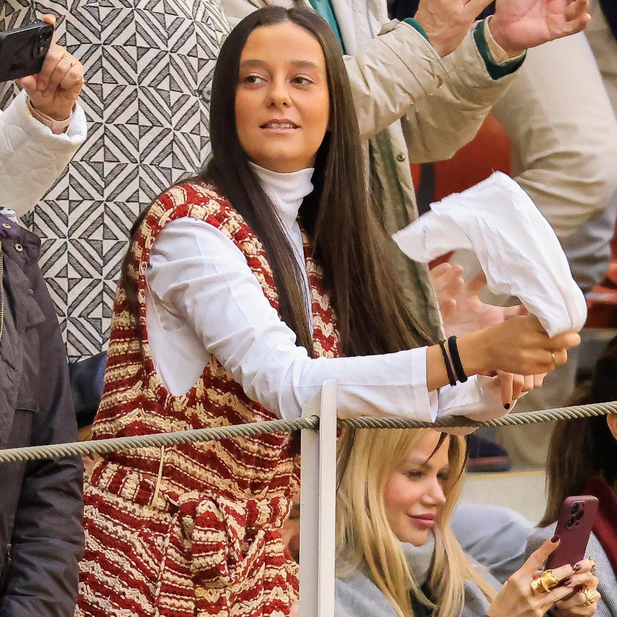 Victoria Federica con chaleco de rayas