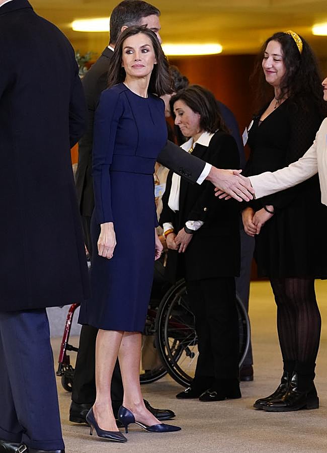 Imagen - La reina Letizia con un vestido azul midi y salones a juego. / LIMITED PICTURES