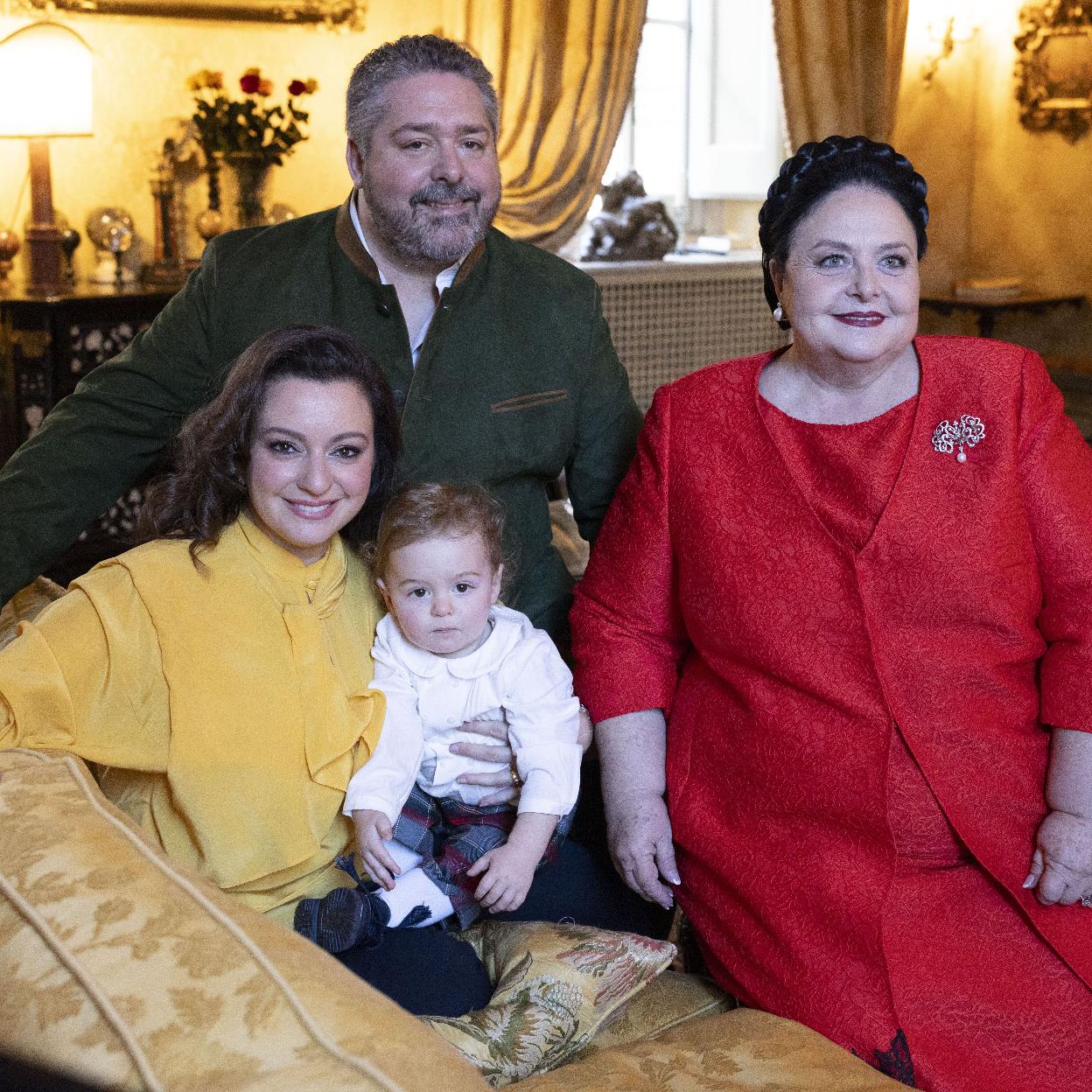 La Gran Duquesa María, con su hijo, Jorge Romanóv, su nuera, Victoria Romanóvna, y su nieto, Alejandro. 