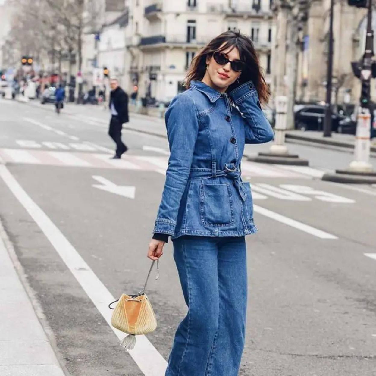 Influencer parsina con traje denim