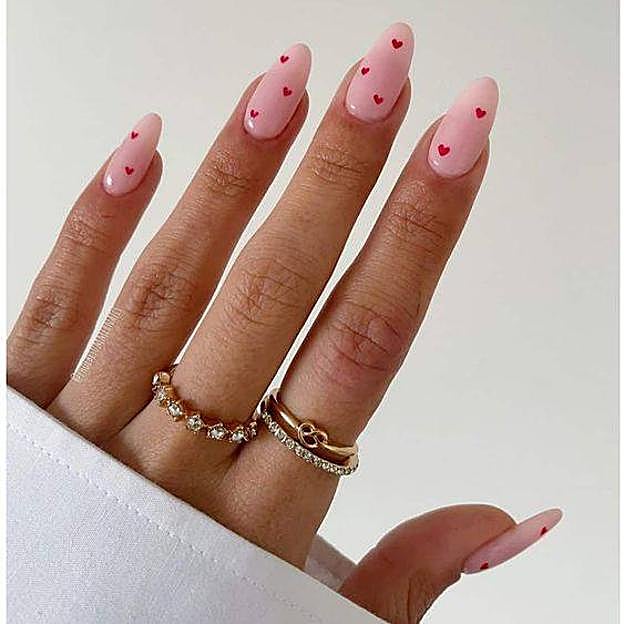 Uñas coquette con estampado de corazones