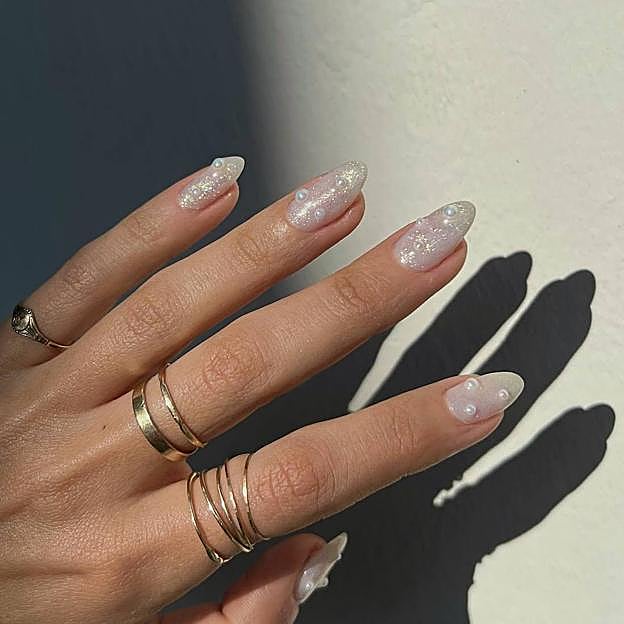 Uñas con perlas coquette