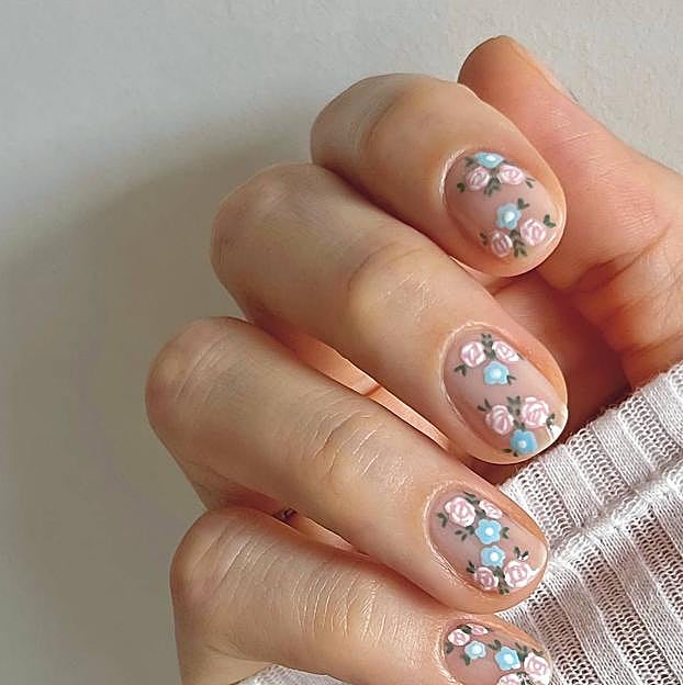 Uñas coquette con flores