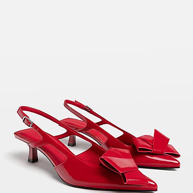 Zapatos de tacón con detalle lazo en color rojo de Stradivarius.