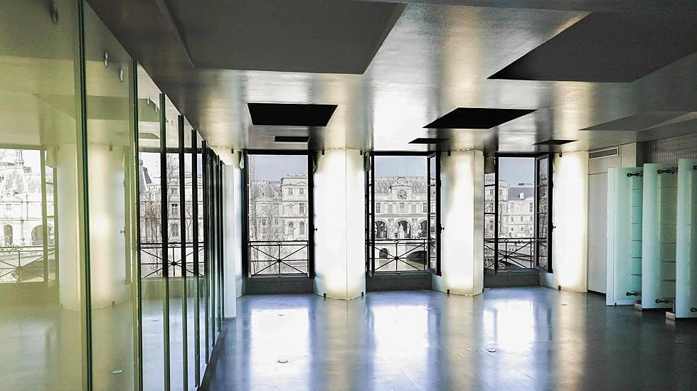 La luz es un elemento decorativo y arquitectónico protagonista en el apartamento de Karl Lagerfeld.