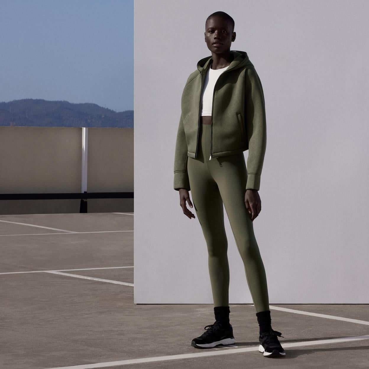 Mujer con ropa deportiva. 