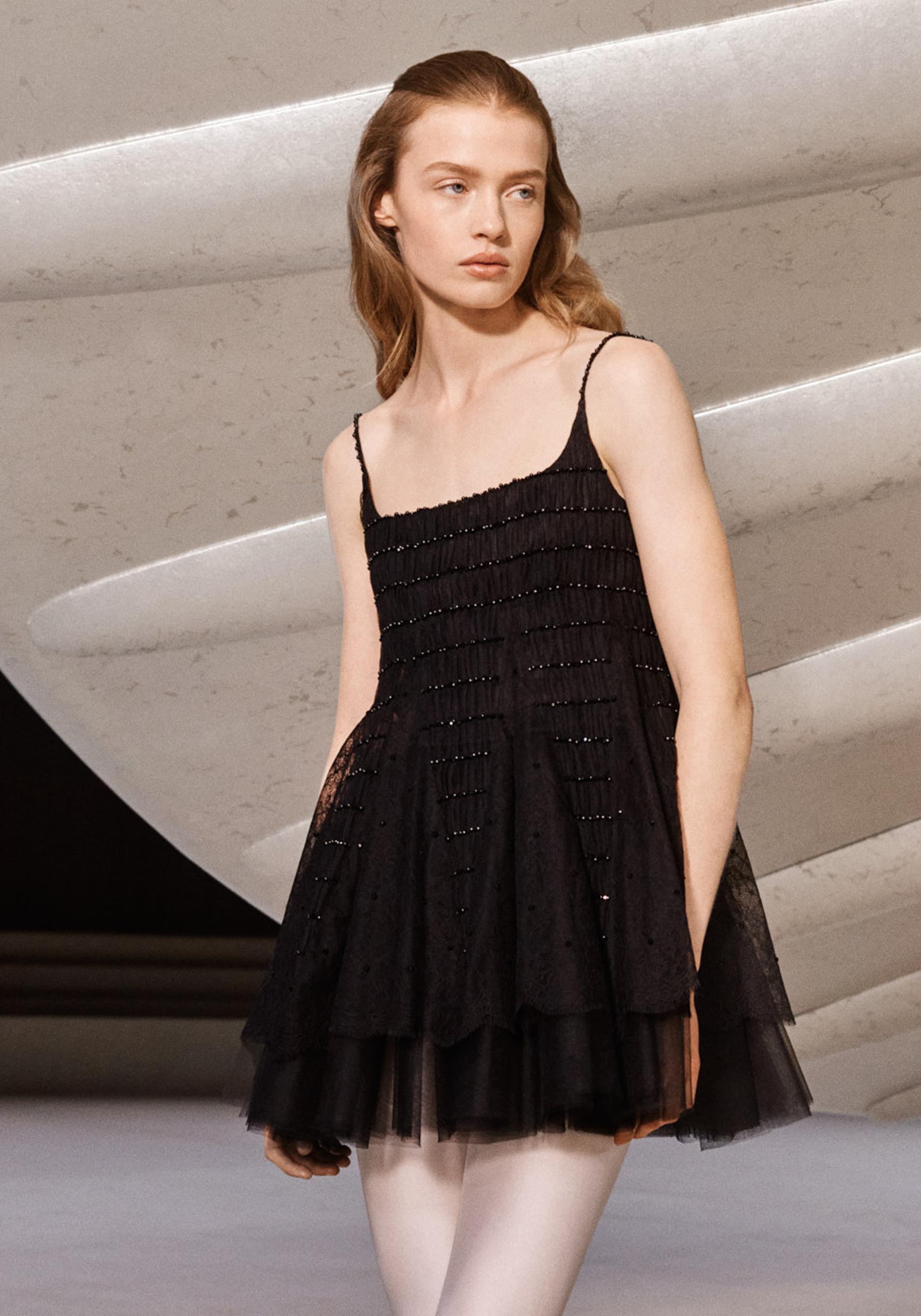 Imagen de modelo posando con vestido de Chanel.