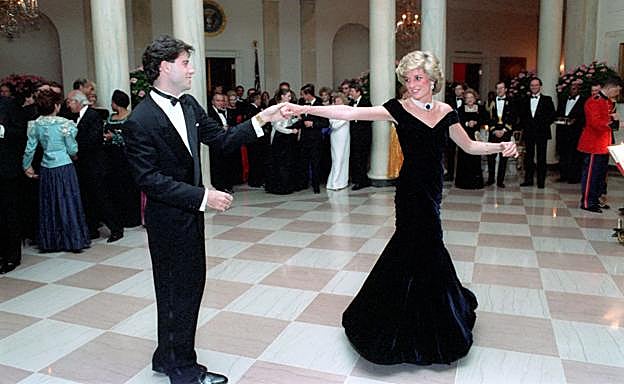 Lady Di bailando con John Travolta. 