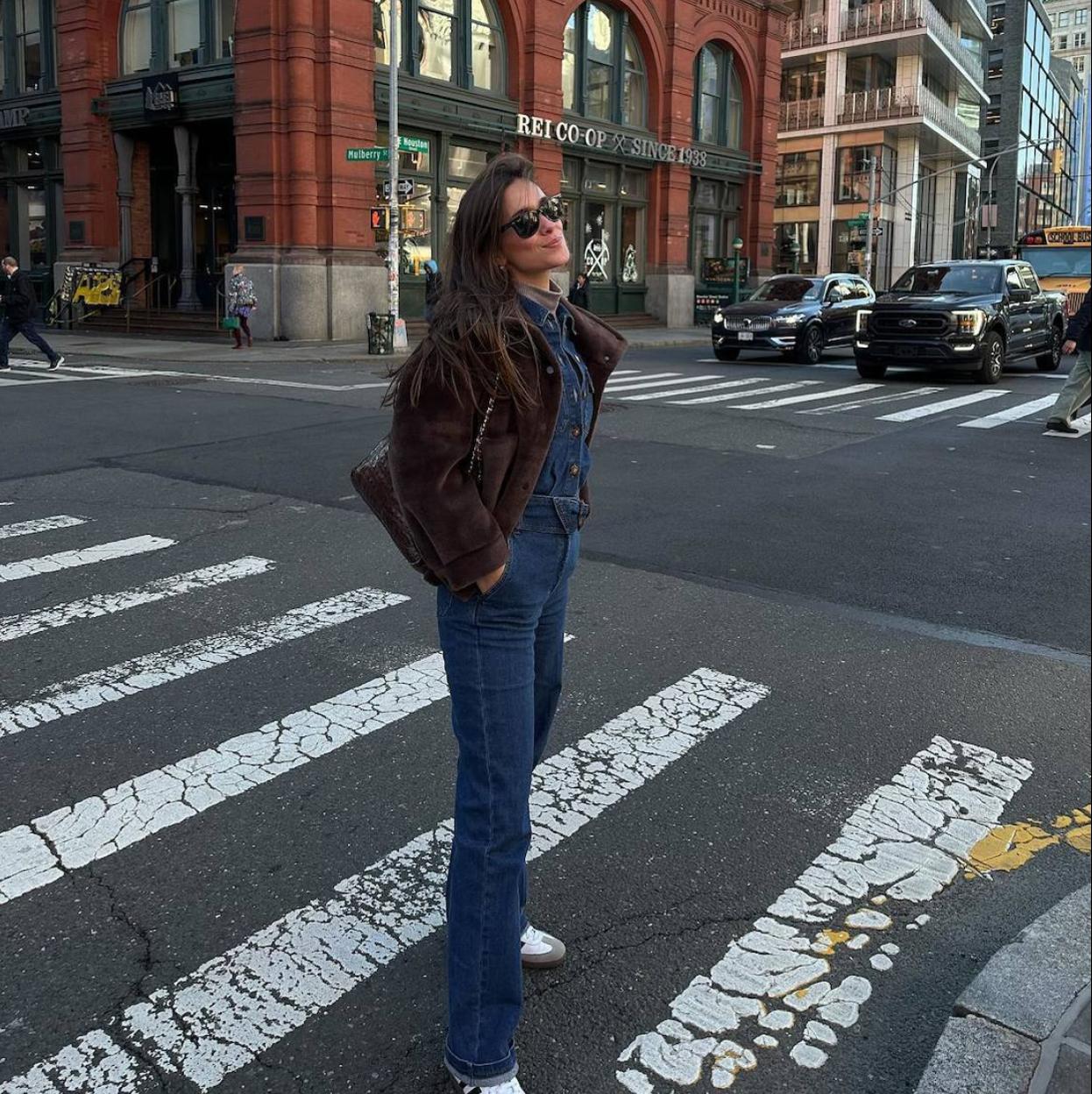 Influencer con mono cómodo para diario