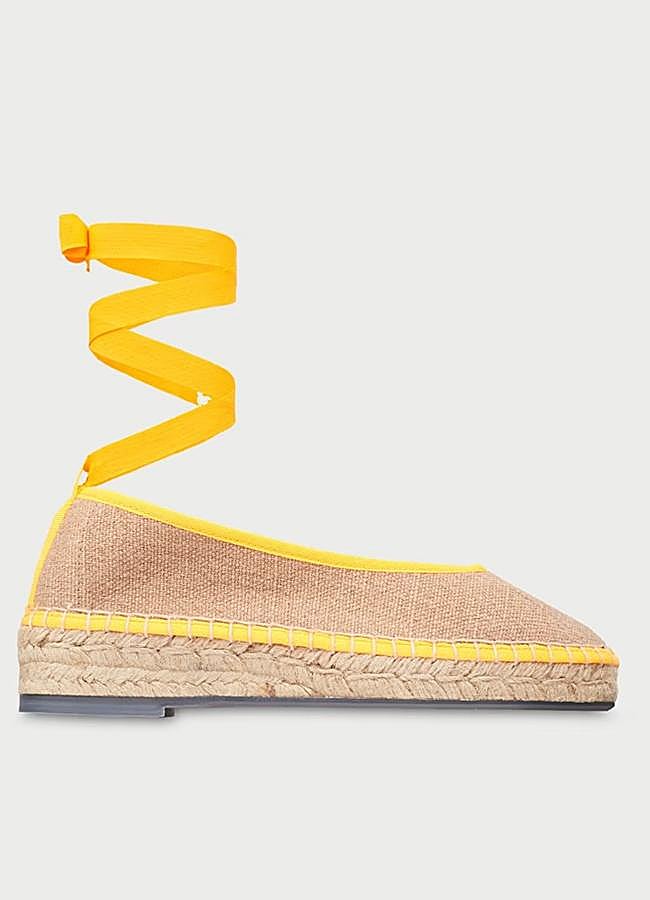 Imagen - Alpargatas con lazada amarilla de Flabelus, 145 euros.