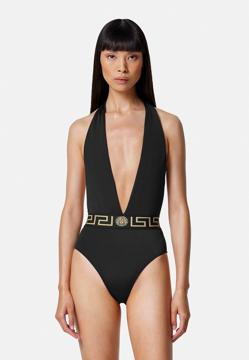 Imagen secundaria 2 - Vestido camisero de Sezanne (155 euros); bermudas de Ralph Lauren (400 euros) y bañador negro de Versace (350 euros).