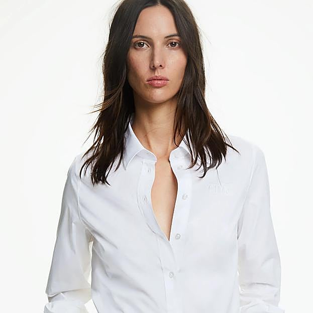 Imagen principal - Camisa blanca de Carolina Herrera (220 euros); top de rayas marineras de Chanel (2.300 euros) y cárdigan de cashmere de Zadig&Voltaire (435 euros en El Corte Inglés).