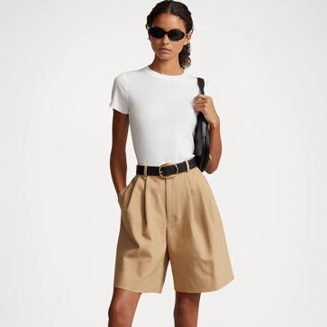 Imagen secundaria 1 - Vestido camisero de Sezanne (155 euros); bermudas de Ralph Lauren (400 euros) y bañador negro de Versace (350 euros).