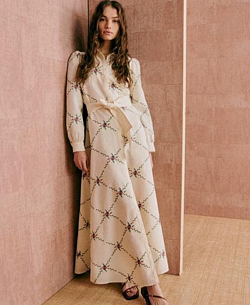 Imagen principal - Vestido camisero de Sezanne (155 euros); bermudas de Ralph Lauren (400 euros) y bañador negro de Versace (350 euros).