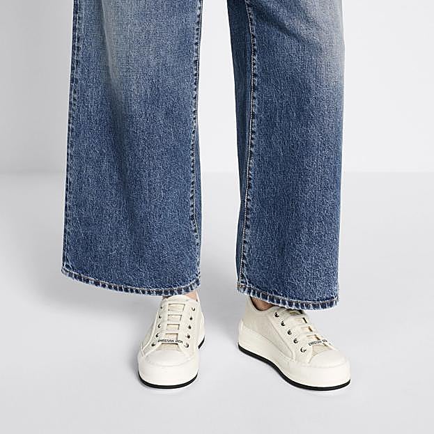 Imagen principal - Zapatillas con plataforma de Dior (950 euros); sandalias de Hermés (550 euros) y mary janes de Roger Vivier (1.050 euros).