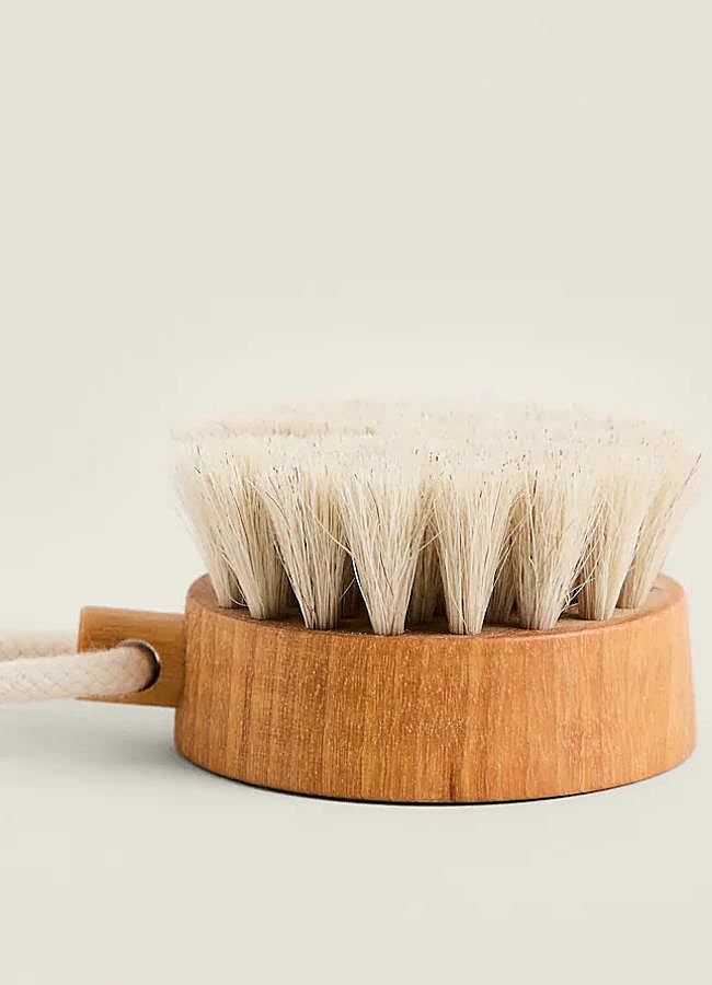 Imagen - Cepillo corporal redondo de Zara Home.