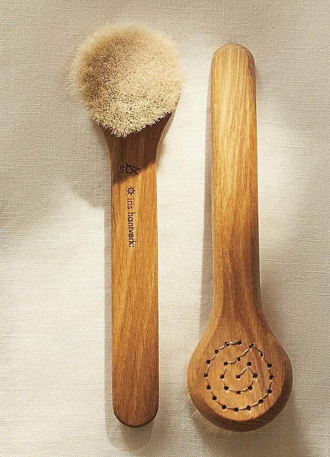 Imagen - Cepillo facial con cerdas suaves.