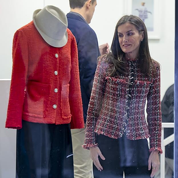 Momento en el que la reina Letizia fichó la chaqueta de tweed en la Sede de APRAMP.