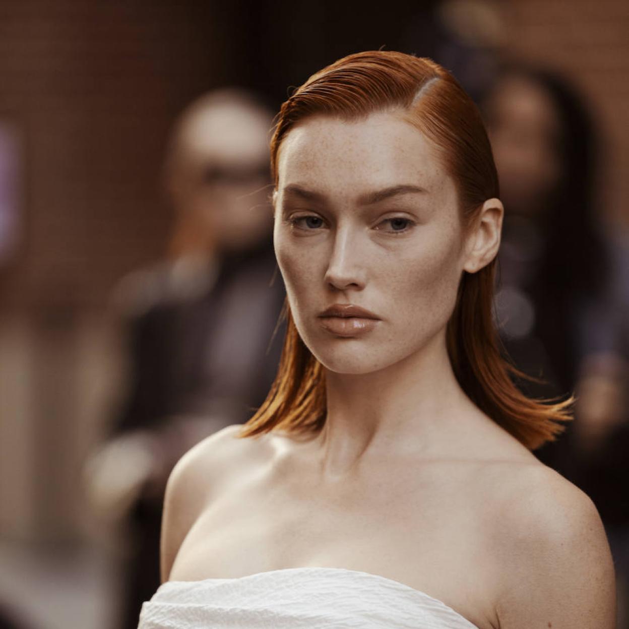 Modelo con pómulos marcados con maquillaje