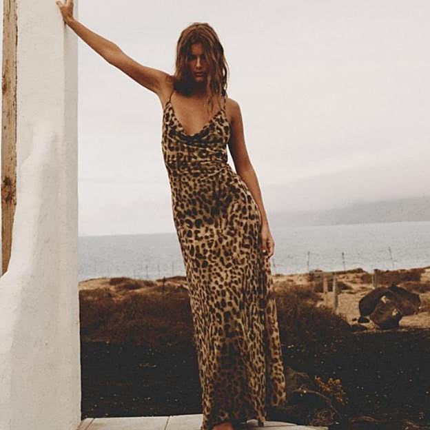 Vestido lencero con estampado de leopardo de Zara
