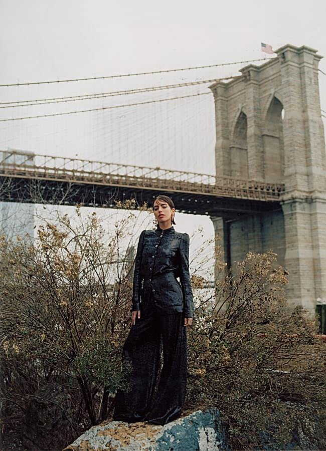 Imagen - Conjunto de chaqueta con cuello Mao y pantalón ancho con paillettes, de Chanel. Fotografía: Agata Serge Estilismo: Sarah Gore Reeves