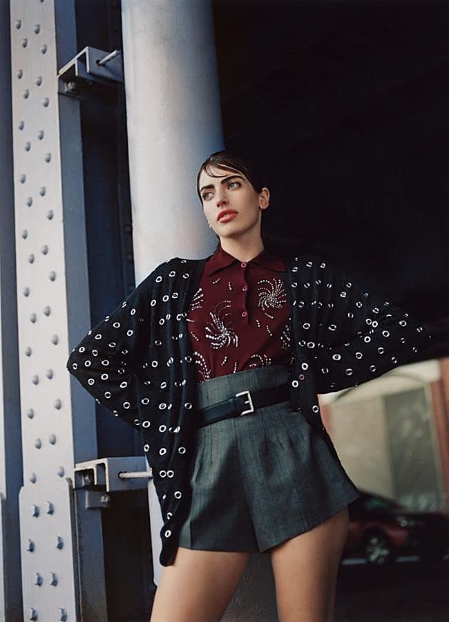 Imagen - Conjunto de chaqueta troquelada, blusa con pedrería, shorts de talle alto y cinturón, todo de Prada. Fotografía: Agata Serge Estilismo: Sarah Gore Reeves