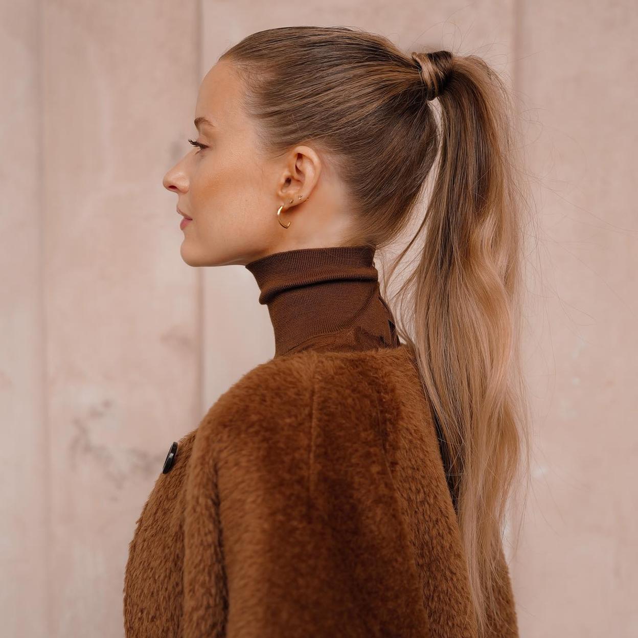 Victoria Magrath con pelo largo