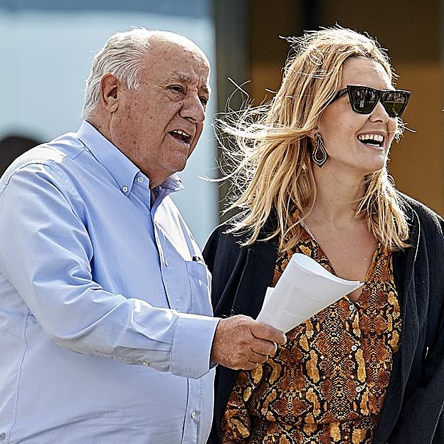 Amancio Ortega estrena yate de lujo para las vacaciones de la familia Inditex: piscina, parque infantil y helipuerto
