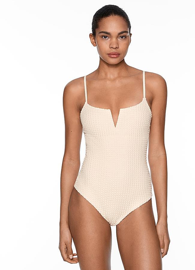 Imagen - Bañador con textura en blanco de Oysho.