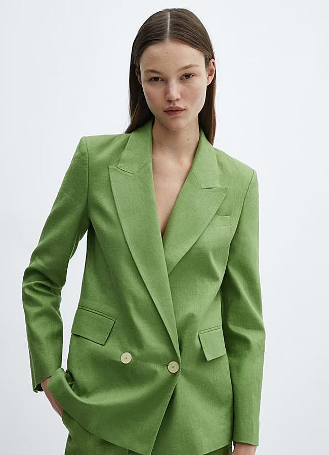 Imagen - Blazer en verde y doble botonadura de Mango.