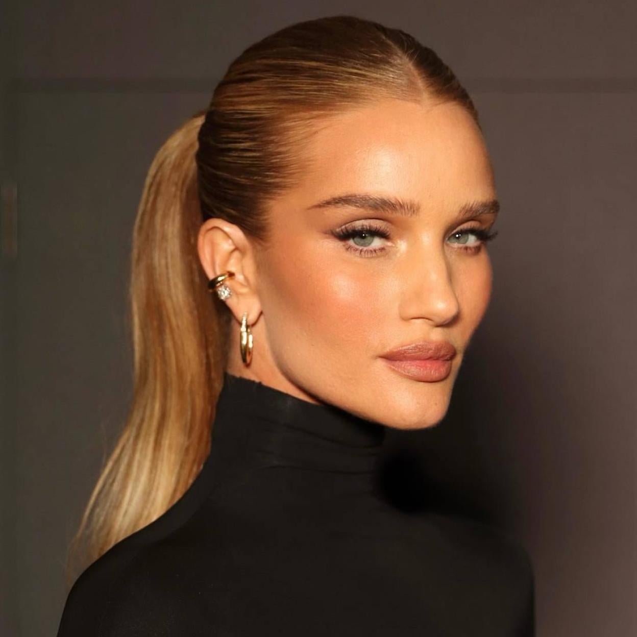 Rosie Huntington-Whiteley con piel dorada bronceada