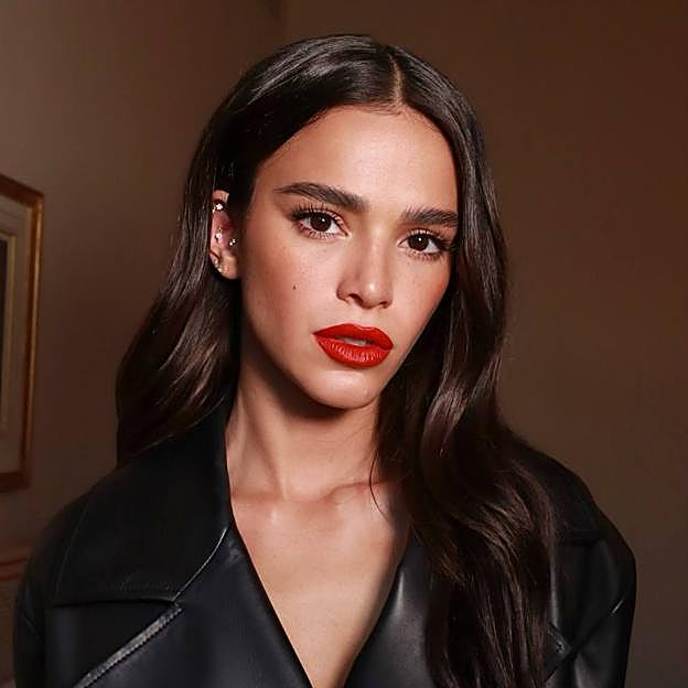 Modelo con color de pelo moreno tendencia