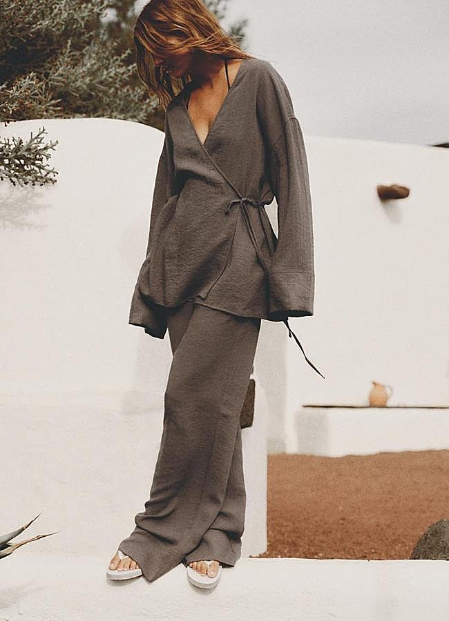 Imagen - Conjunto compuesto por kimono y pantalón pijamero de Zara.