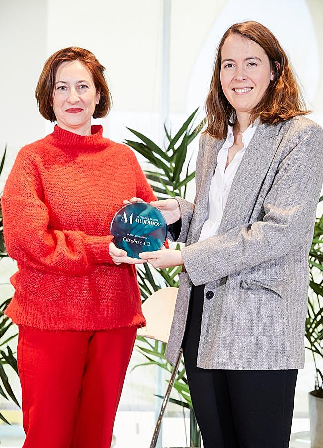Imagen - Cristina Pérez, directora de marketing de Citroën España, recibe el Premio al Mejor Coche Urbano de manos de Ainhoa Garmendia, responsable de Recarga Pública de Iberdrola