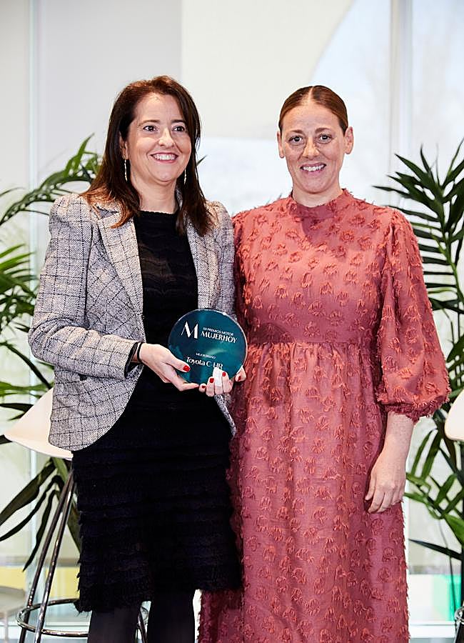 Imagen - Verónica Lourido, directora comercial de Lifestyle de Vocento Medios ha entregado el premio al Mejor Diseño a Rebeca Guillén, responsable de Marketing & Communications de Toyota España. Foto: Álex Rivera.