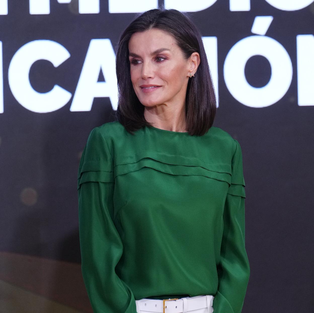 La reina Letizia con una blusa verde.