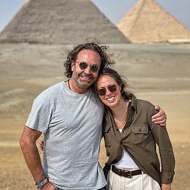 Thomas Flohr junot a su hija Nina, en Egipto. 