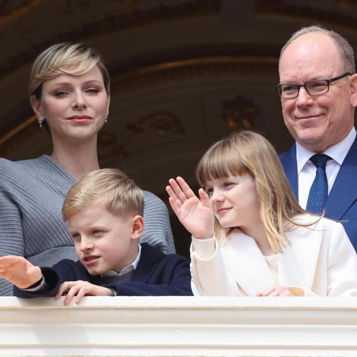 Alberto y Charlène de Mónaco, en el balcón de palacio junto a sus hijos, los mellizos Jacques y Gabriella, de 9 años. 
