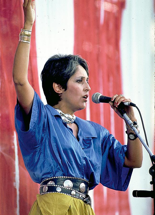 Imagen - Joan Baez durante su actuación en Live Aid, el festival benéfico que en 1989 la reunió con los grandes artistas del momento. Foto: Getty.